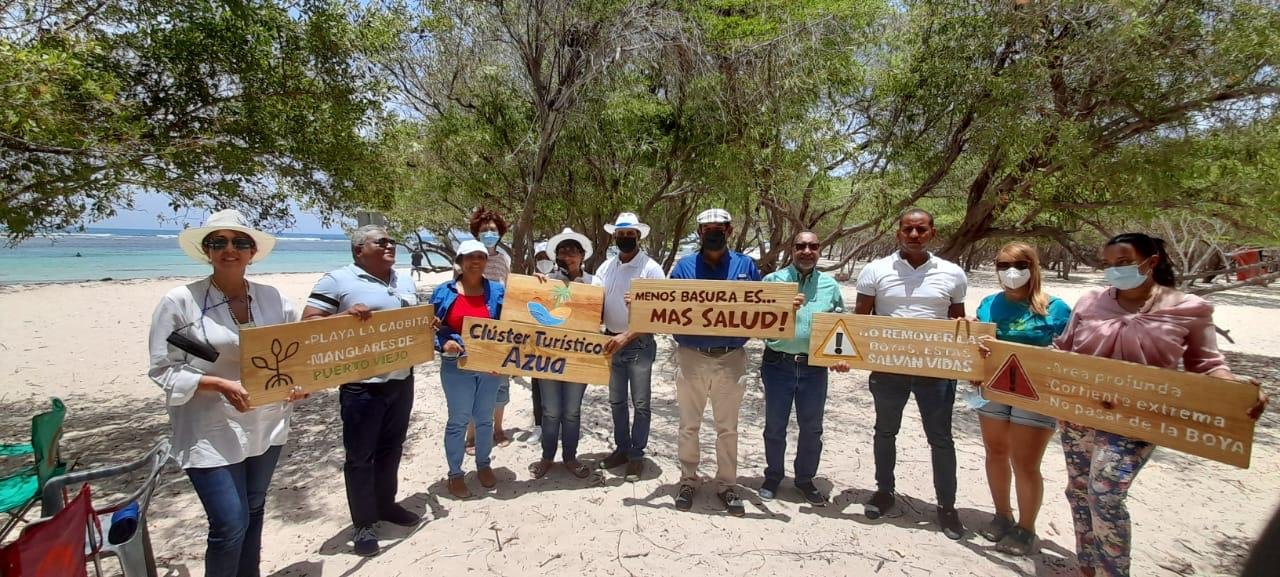 Cluster Turístico y de Producción Azua , entrega boyas y letreros a Medio Ambiente en playa Caobita