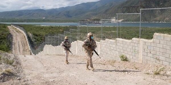 República Dominicana levanta valla de cuatro metros y alambre de cuchillas en frontera con Haití