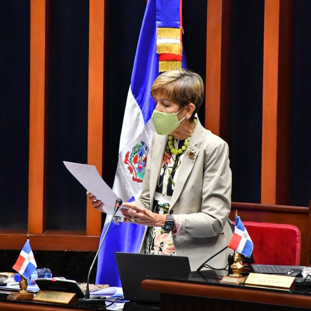 Ginette Bournigal somete resolución para reconocer astronauta ruso tras elogios al país