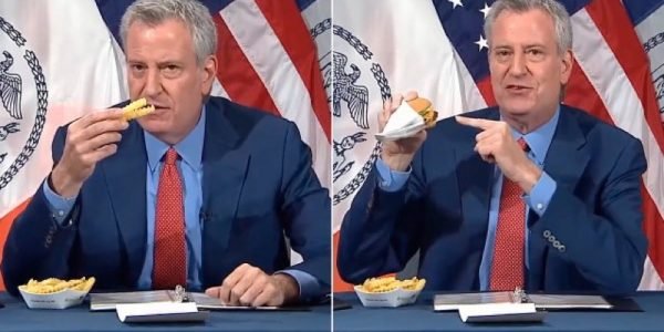 Con hamburguesa y papa frita alcalde de Nueva York promueve la vacunación