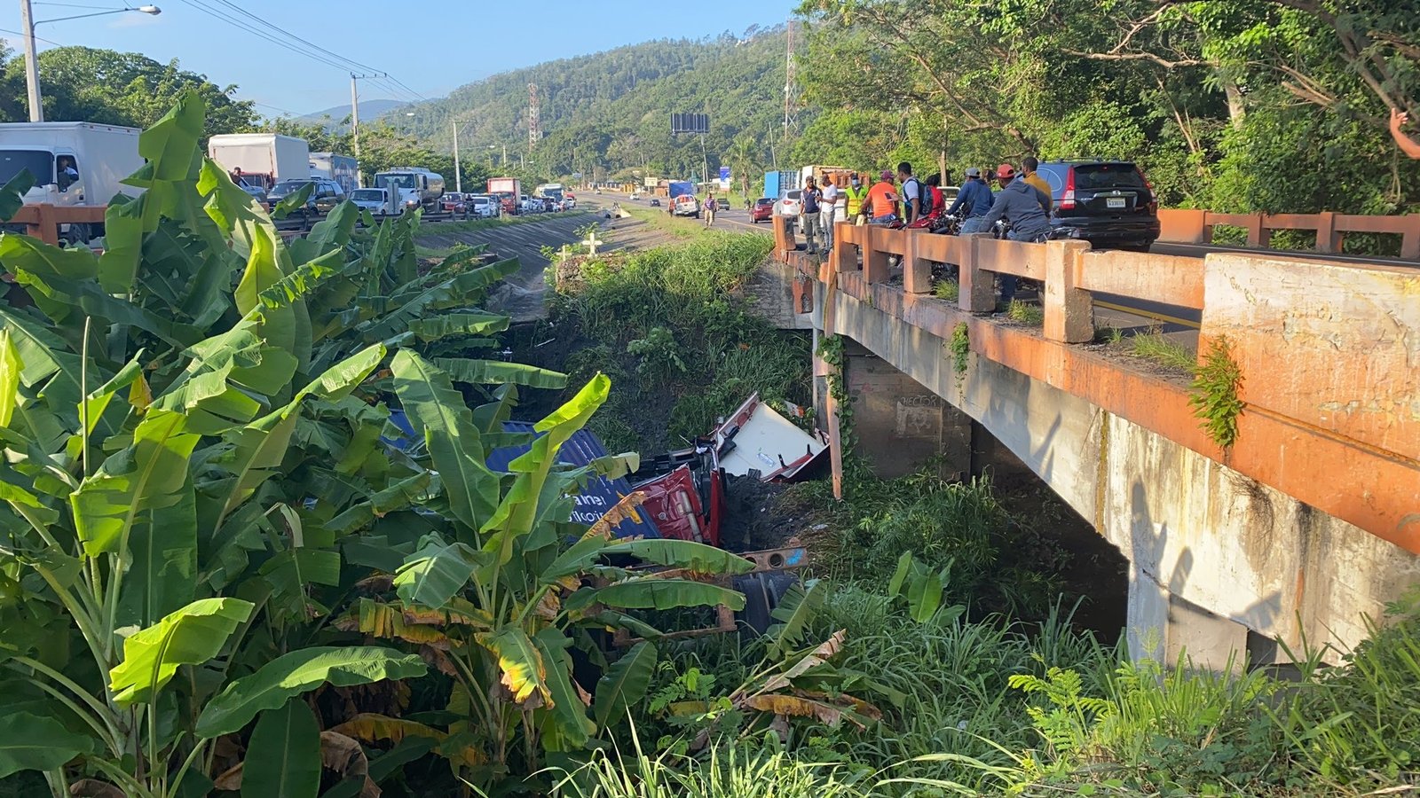 Un herido en accidente multiple en Autopista Duarte