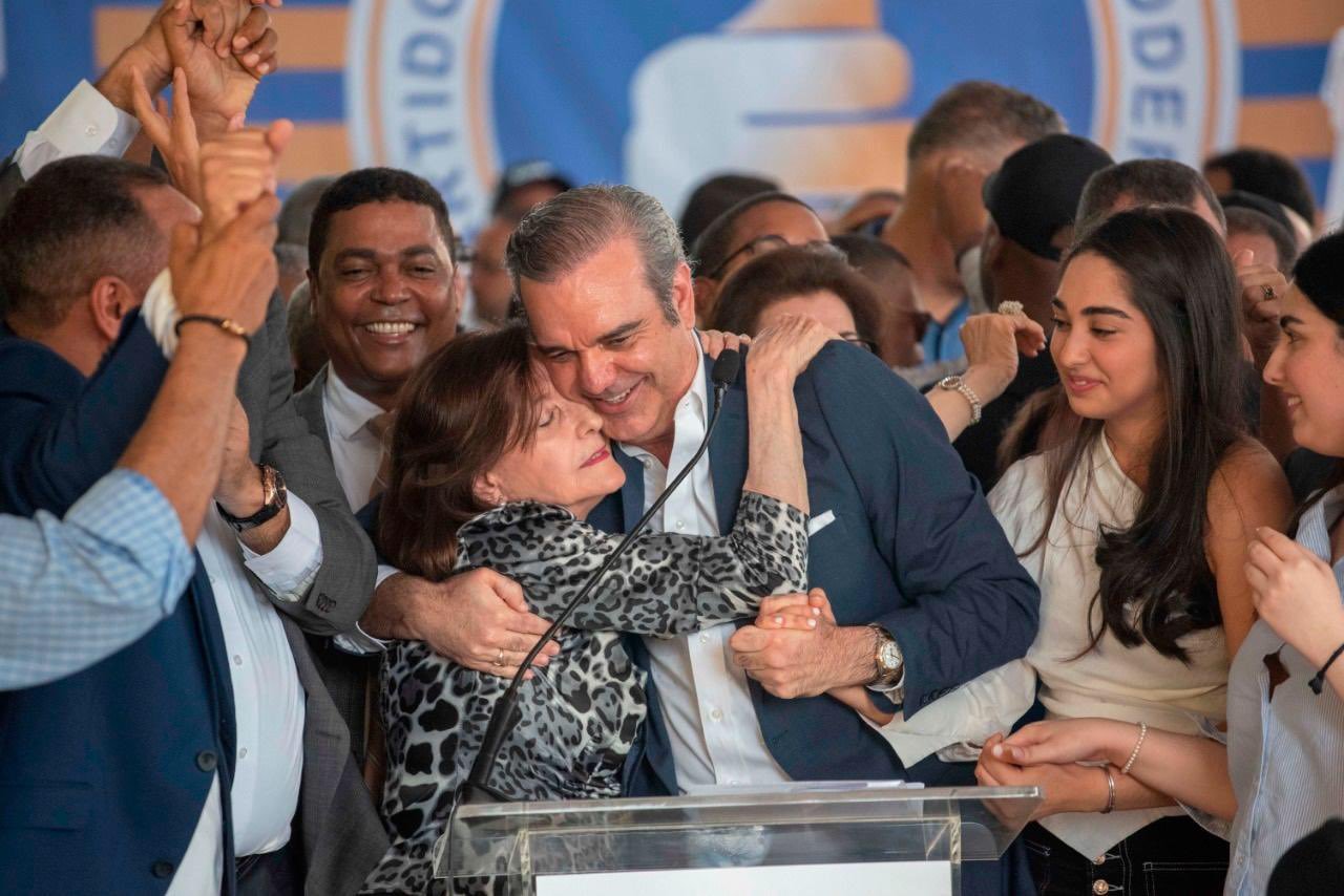 Abinader envía un fuerte abrazo de felicitación a las madres dominicanas en su día