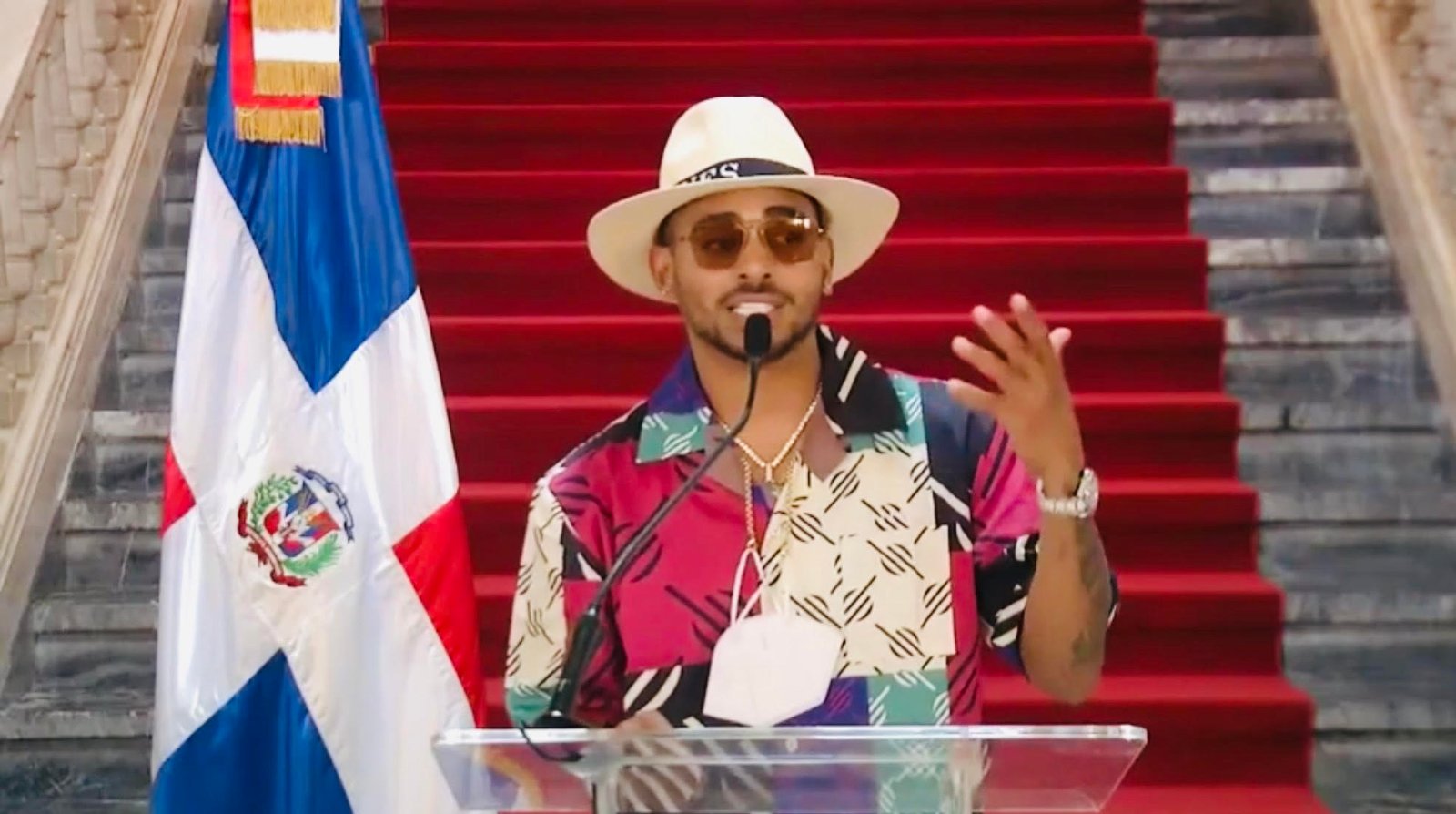 Cantante Ozuna está de visita en el país