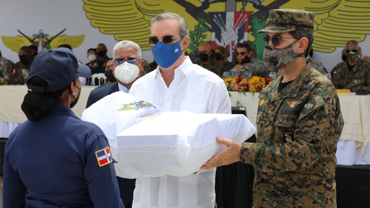 Presidente Abinader entrega medios de transporte y equipos a miembros de las Fuerzas Armadas