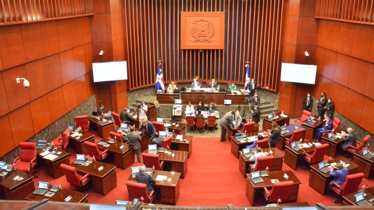 Senadores aprueban proyecto de ley que elimina pago de reinscripción en colegios privados
