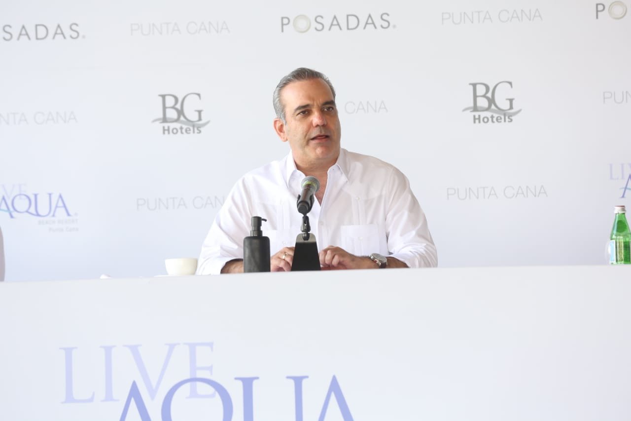 Gobierno hace frente a pandemia de manera contundente, afirma Abinader; anuncia vacunarán a menores de 18 años