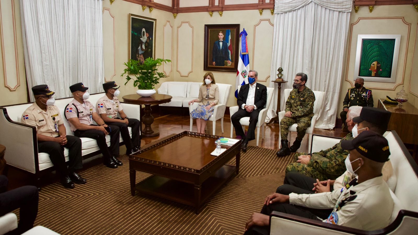 Presidente Abinader recibe rescatistas del teleférico y define su acción de heroica