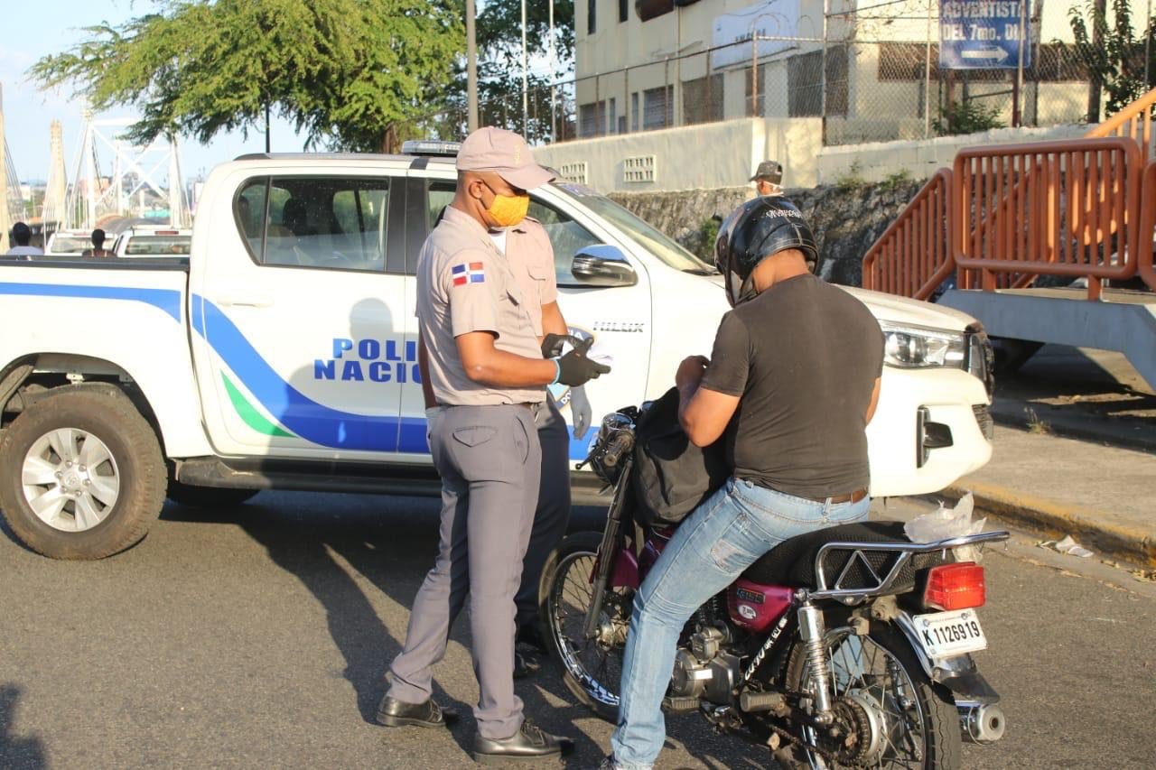 Policía arresta 868 personas por violar toque de queda