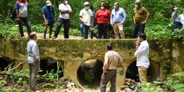 Ministro de Medio Ambiente atiende denuncias ambientales de San Cristóbal