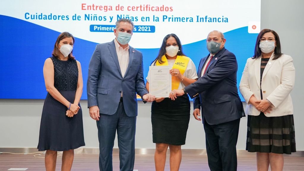 Propeep e Infotep gradúan a 58 servidores en cuidado y atención integral a la primea infancia