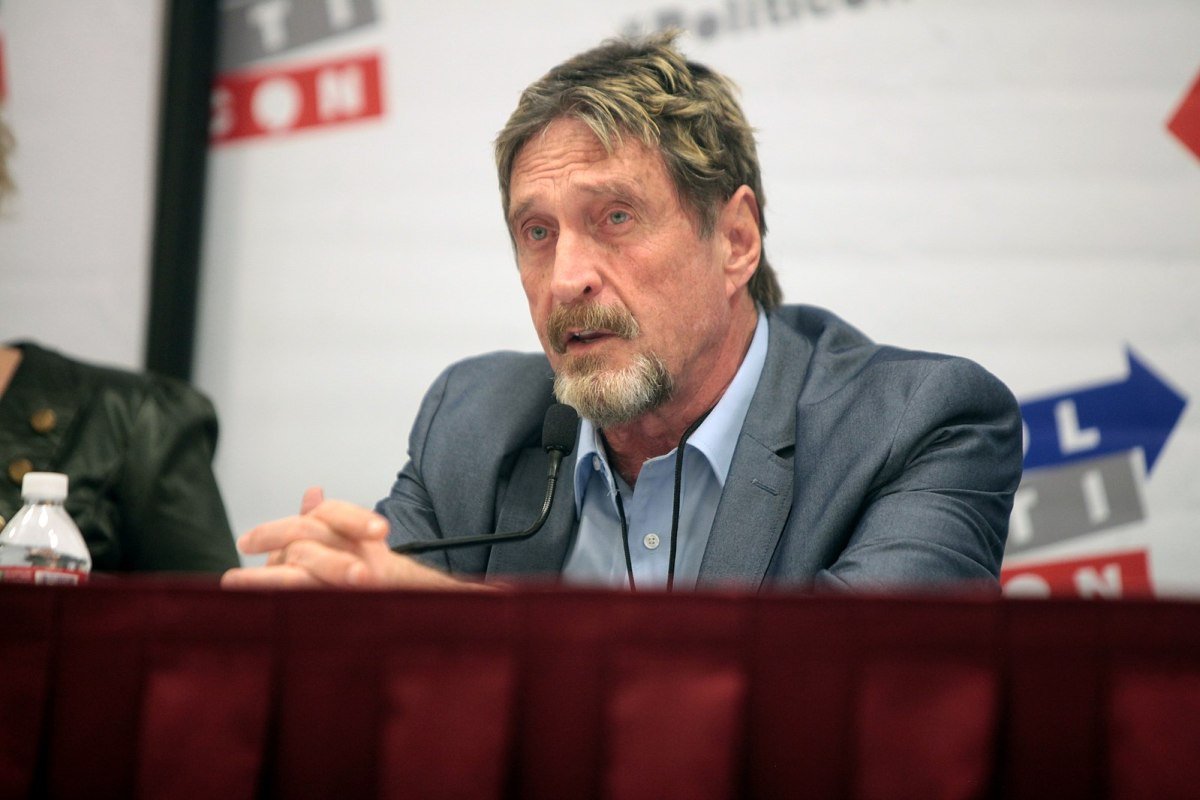 Encuentran muerto al magnate John McAfee en una prisión en Barcelona antes de ser extraditado a EEUU; se habría suicidado