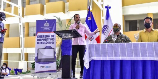 Minerd continua en Mao entrega de equipos tecnológicos