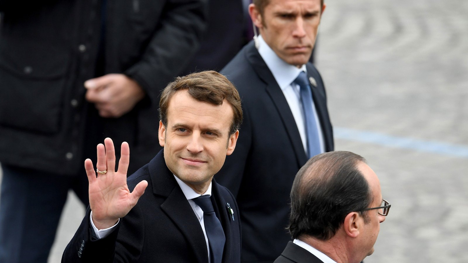 Detienen a dos hombres luego de que uno abofeteó al presidente Emmanuel Macron durante un viaje oficial