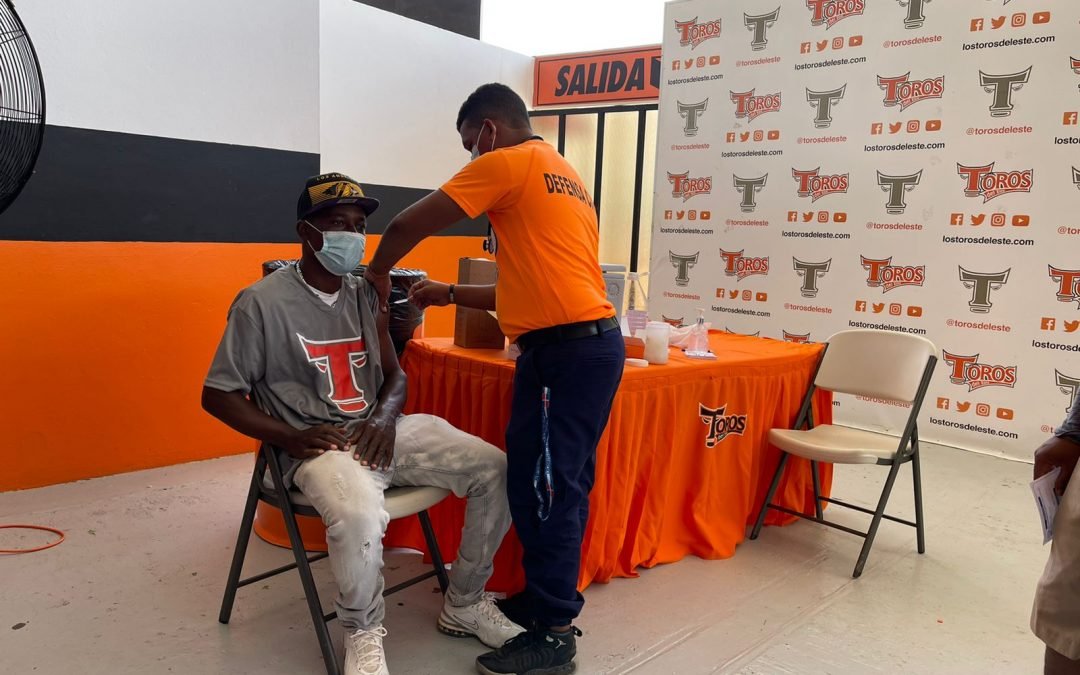 Realizan con éxito jornada de vacunación en el estadio de los Toros