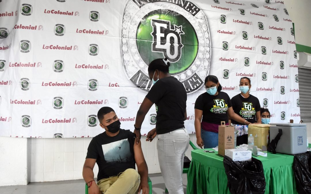 Estrellas celebran con éxito jornada de vacunación en estadio Tetelo Vargas