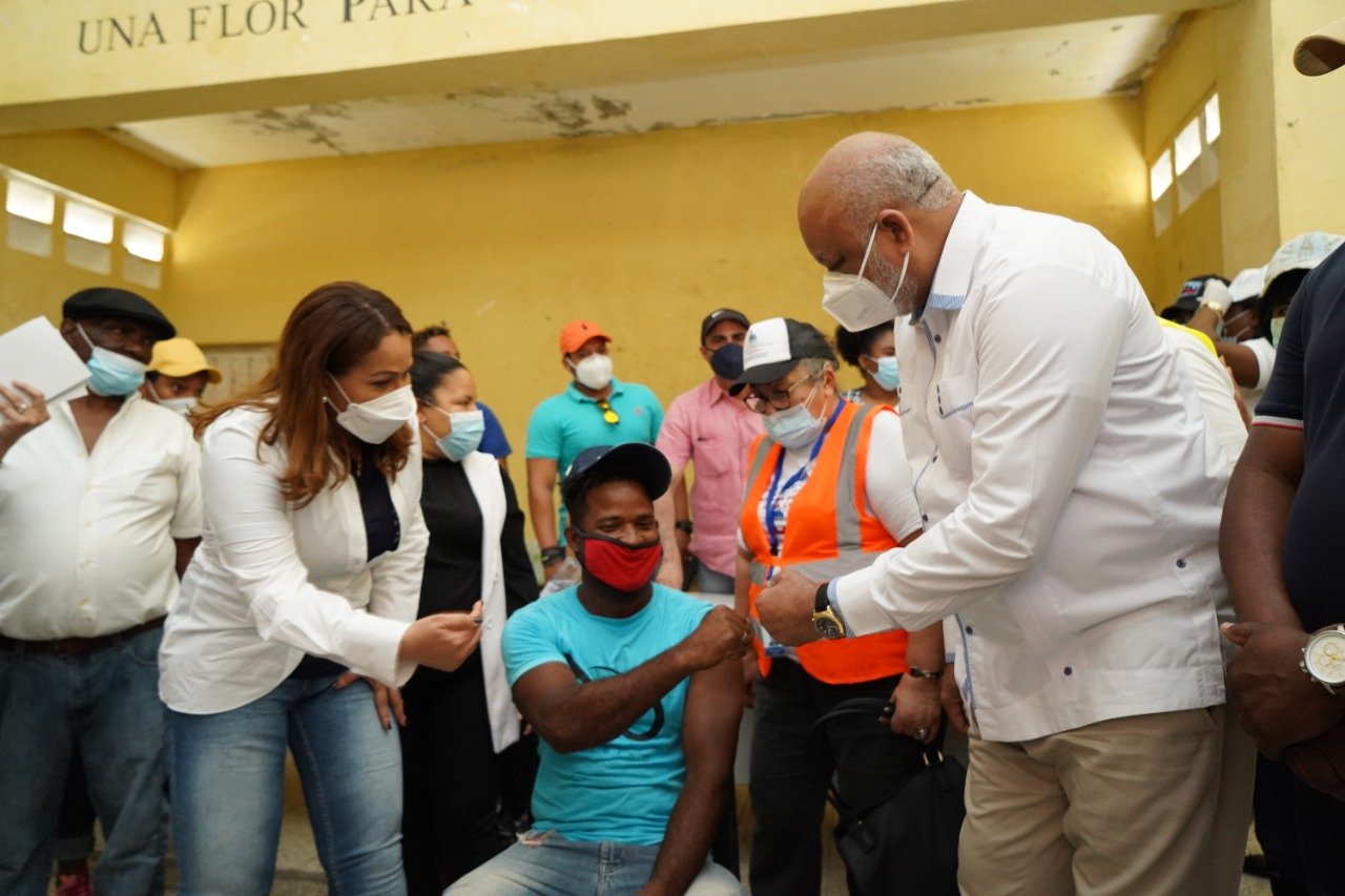 Continúan llenos centros de vacunación en Santo Domingo Este, Guerra, San Luis y Boca Chica