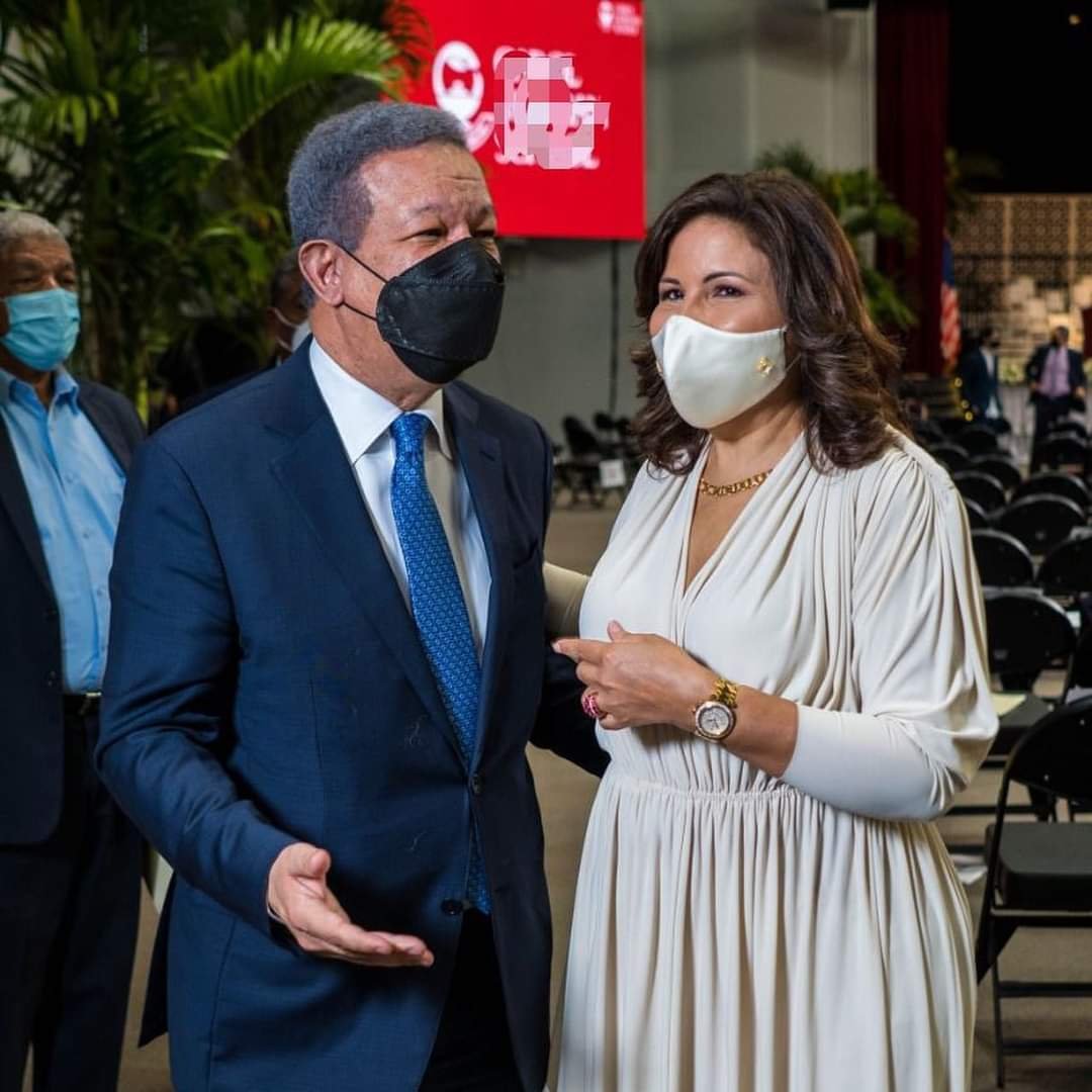 Leonel y Margarita juntos en graduación de su hija Yolanda América