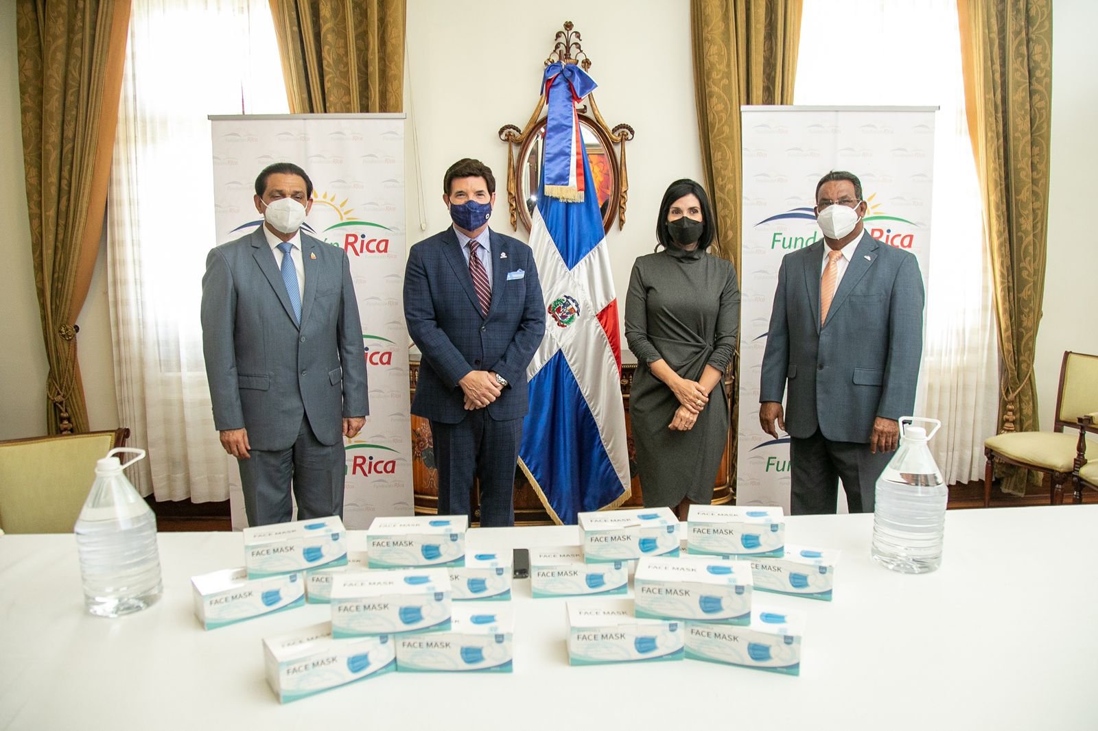 Primera dama recibe 250,000 mascarillas donadas por Fundación Rica; serán distribuidos en sectores vulnerables del Distrito Nacional