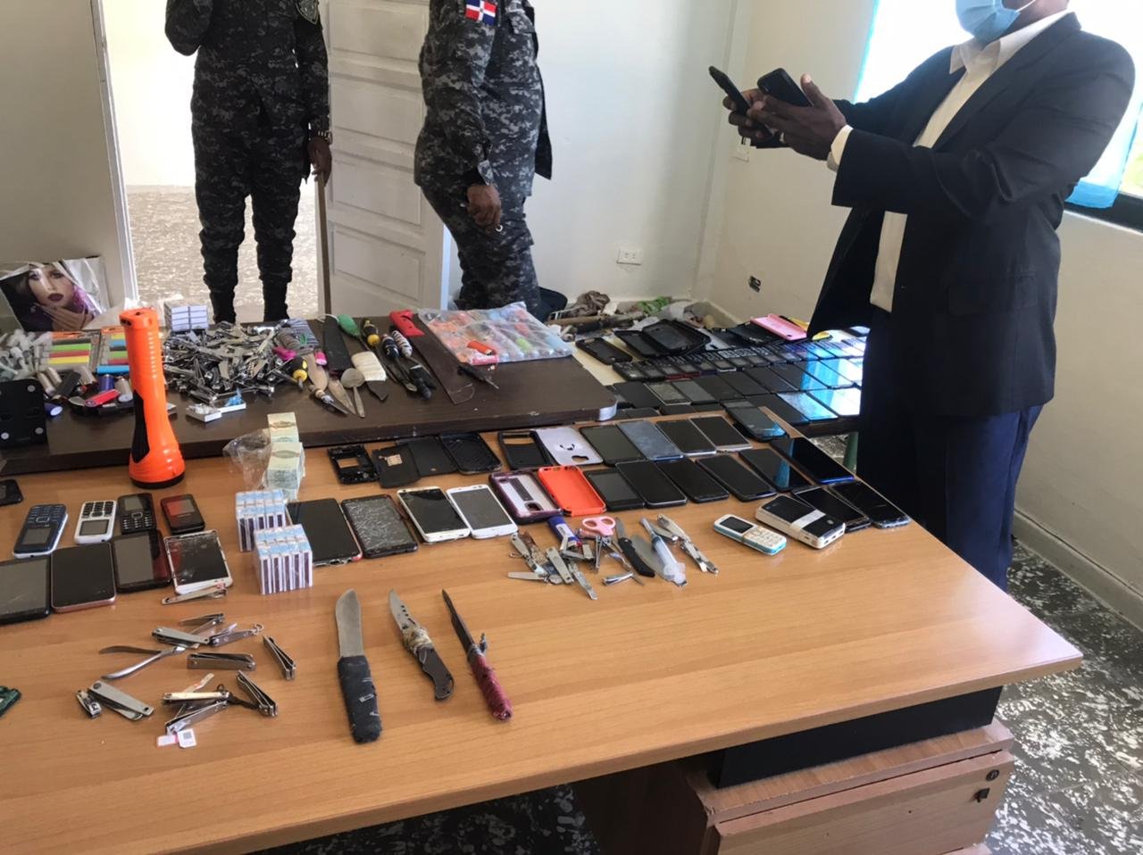 Policía confisca elementos prohibidos en cárcel de Azua