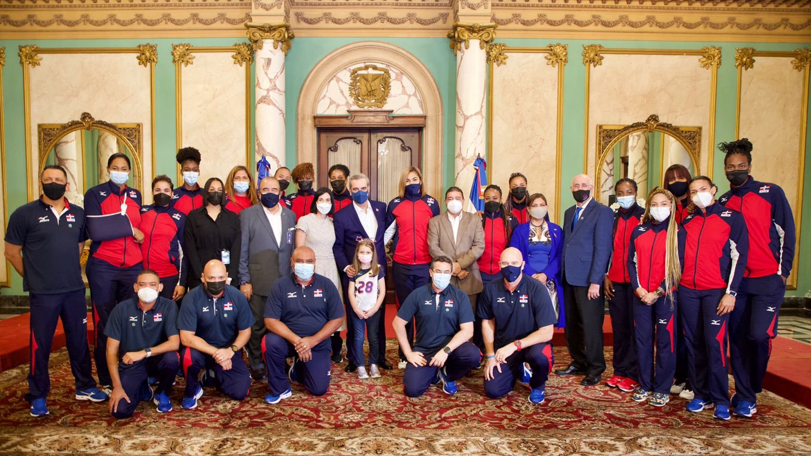 Abinader recibe en Palacio a las Reinas del Caribe, tras su regreso de Italia