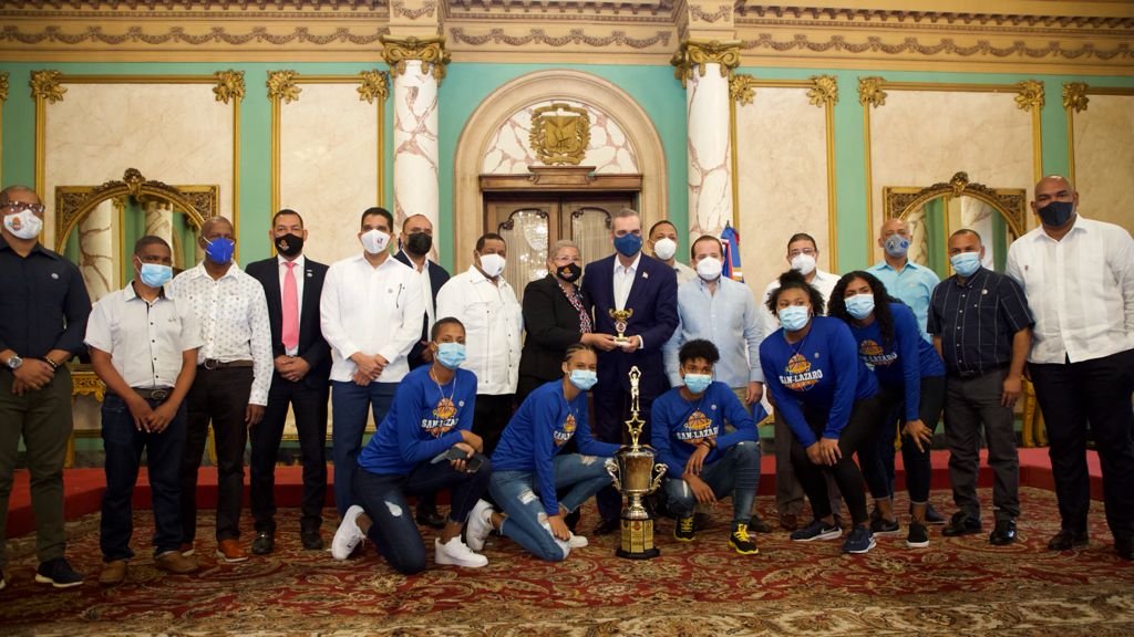 Presidente Abinader garantiza a campeones de baloncesto DN que deporte seguirá creciendo con apoyo del Gobierno