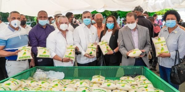 Presidente Luis Abinader encabeza almuerzo con productores agrícolas de Constanza