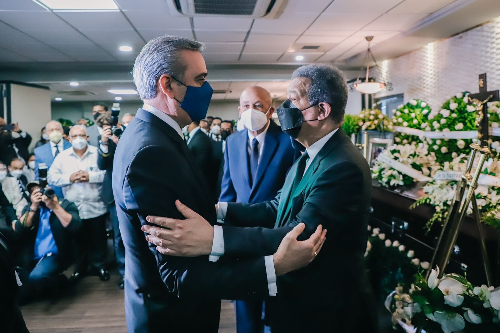 Presidente Abinader acude a dar condolencias al expresidente Fernández por fallecimiento de su madre