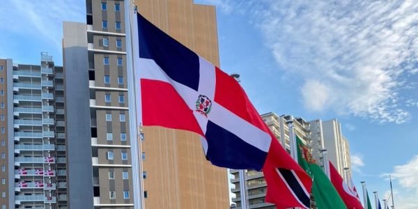 Bandera de la República Dominicana ondea en Tokio