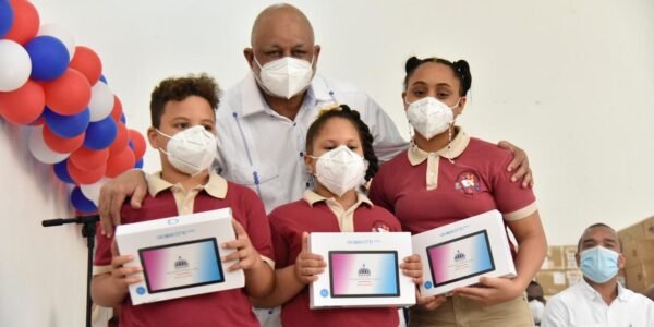 Ministro de Educación entrega 19,000 dispositivos a estudiantes de Espaillat