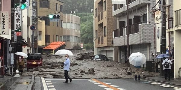 Al menos dos muertos y veinte desaparecidos en Japón por deslizamiento de tierra tras fuertes lluvias