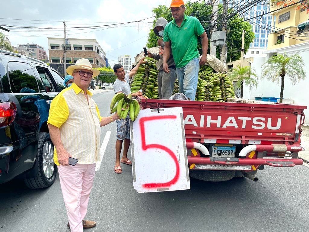 Hipólito Mejía promueve comprar a pequeños productores