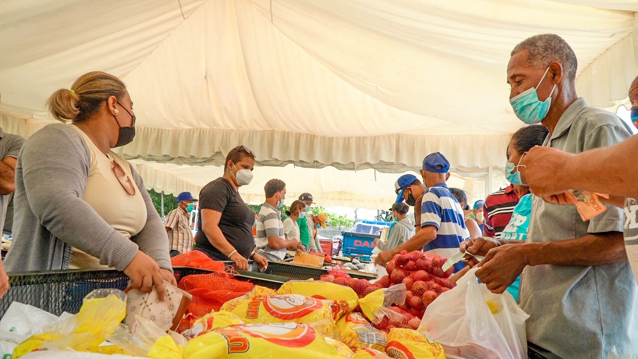 Inespre abre nuevo mercado de productores en Moca