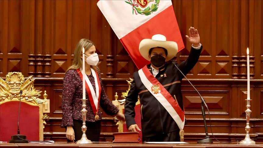 Pedro Castillo asume la presidencia de Perú