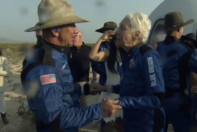 Jeff Bezos retornó con éxito a la Tierra tras el primer viaje turístico al espacio