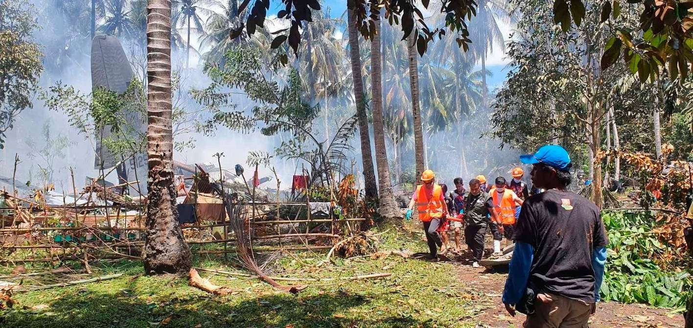 Al menos 45 personas murieron en un accidente de avión militar en Filipinas