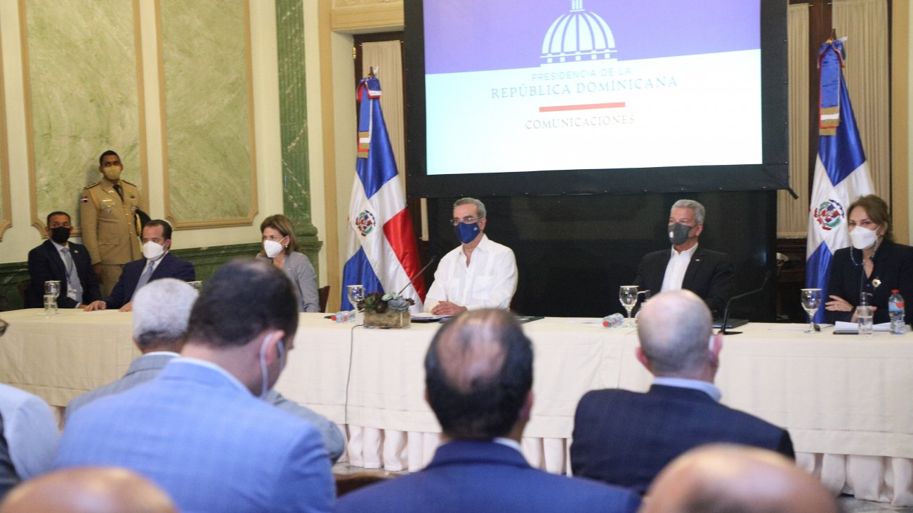 Abinader se reúne con gabinete de gobierno para evaluar el programa de vacunación y otros proyectos iniciados en la presente gestión