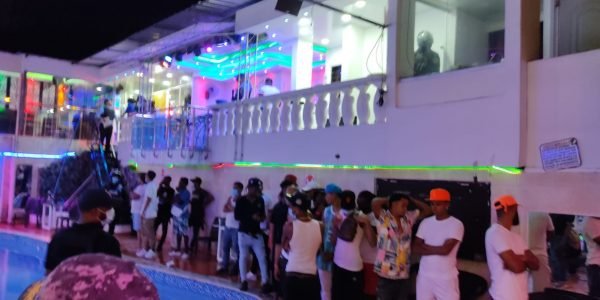 Detienen a 36 personas que se aglomeraban en una fiesta clandestina en Santo Domingo Este  