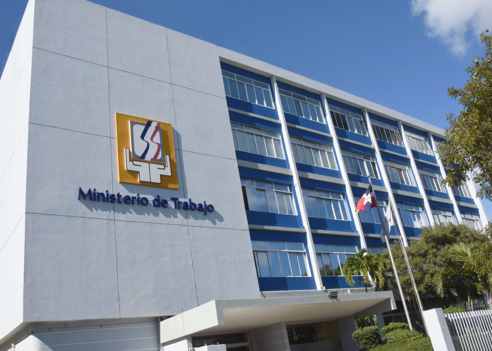 Más 1 millón 400 mil trabajadores se beneficiarán de la aplicación del aumento salarial mínimo de las empresas no sectorizadas