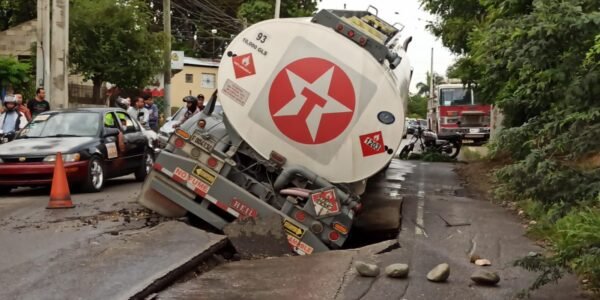 Camión transportaba combustible se accidentó en La Herradura, Santiago