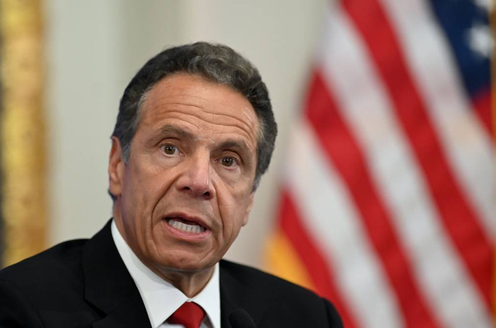 Renuncia gobernador de NY tras denuncias de acoso sexual