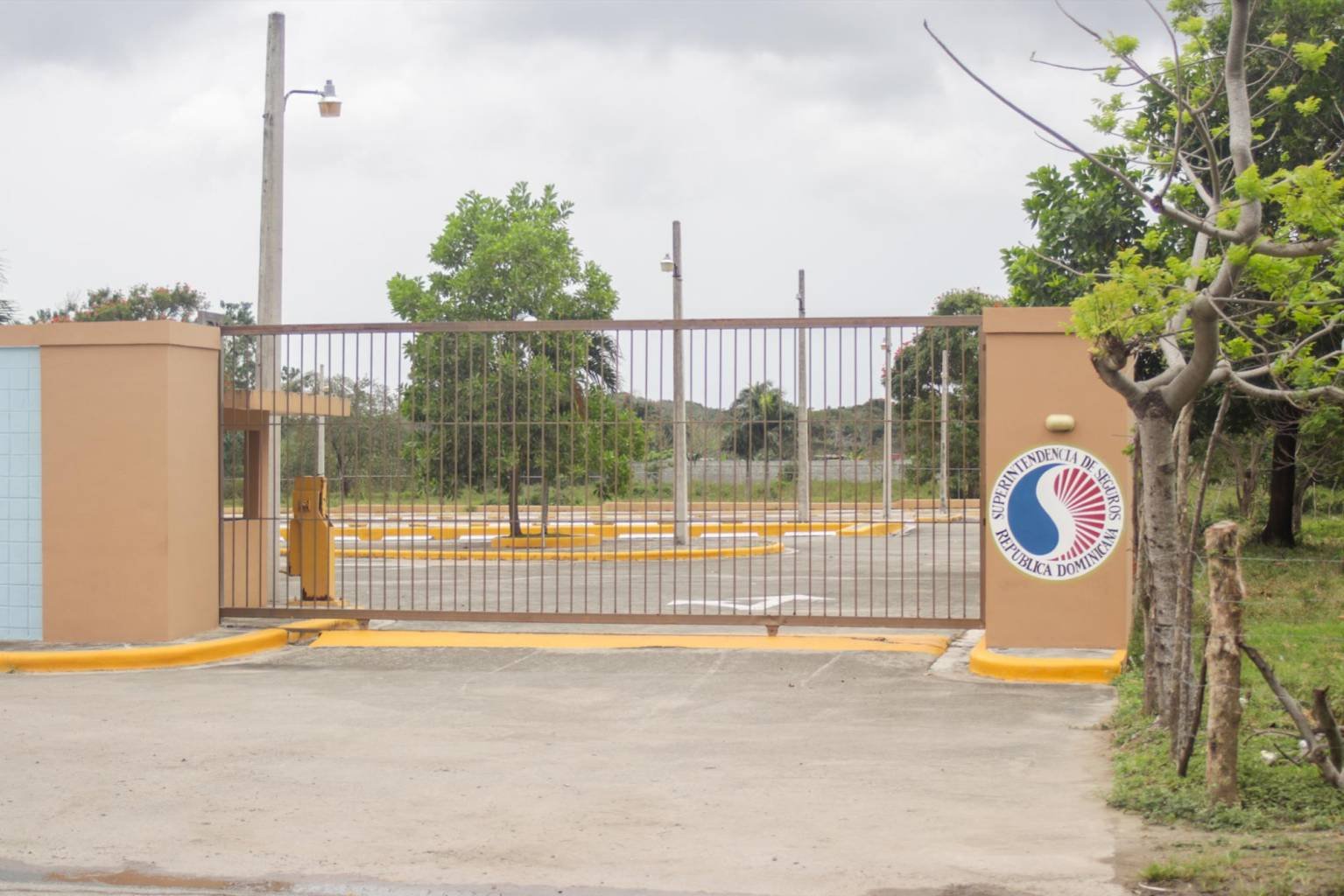 Abinader instruye entregar Club de la Superintendencia de Seguros a la comunidad de Santo Domingo Oeste
