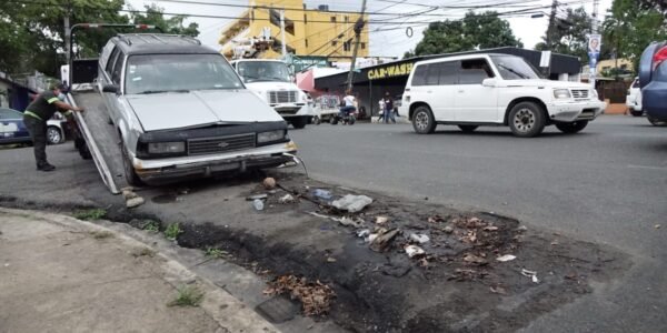 DIGESETT retira chatarras de la Zona Colonial, Gazcue, San Carlos y Luperón