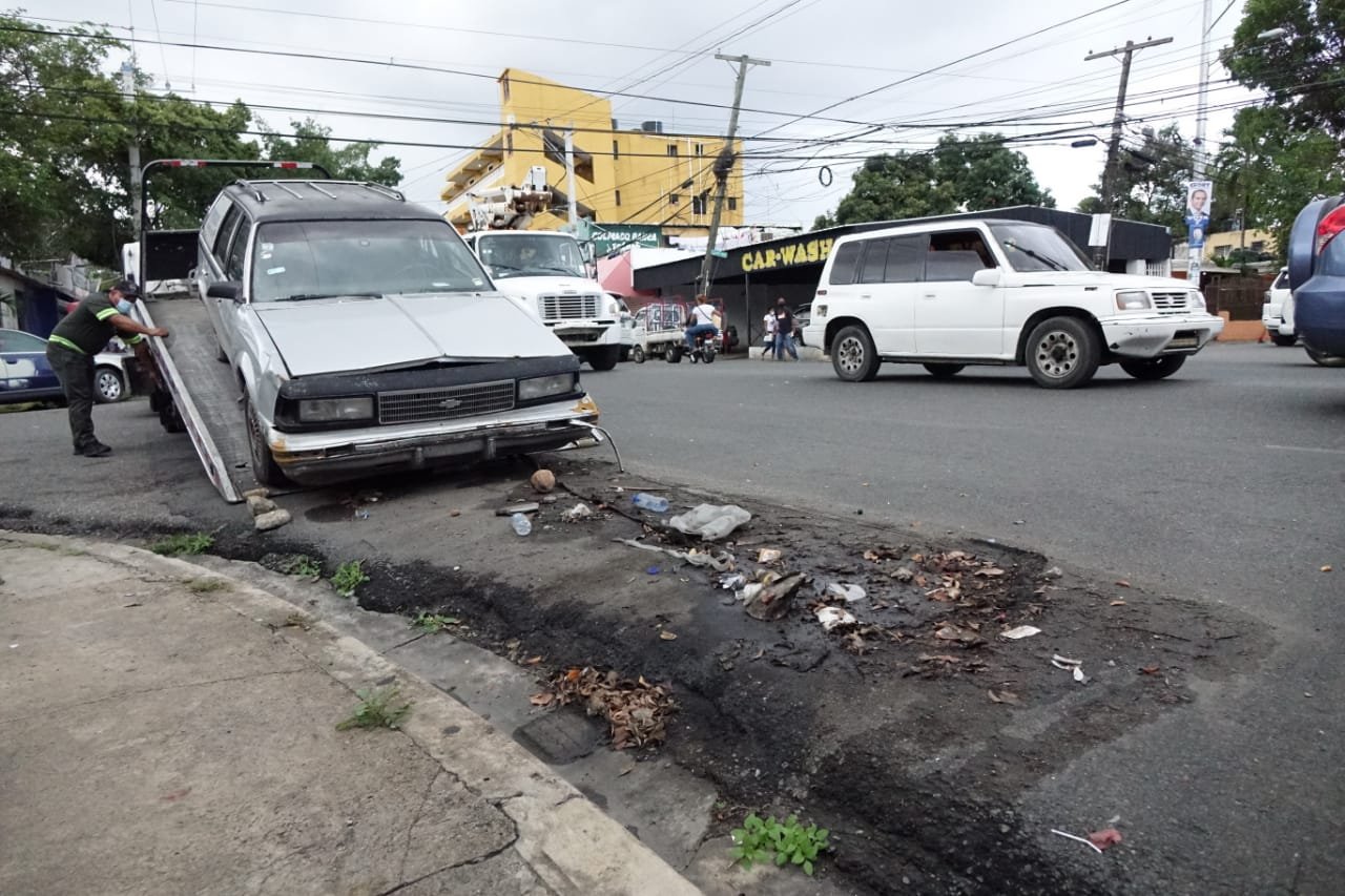 DIGESETT retira chatarras de la Zona Colonial, Gazcue, San Carlos y Luperón