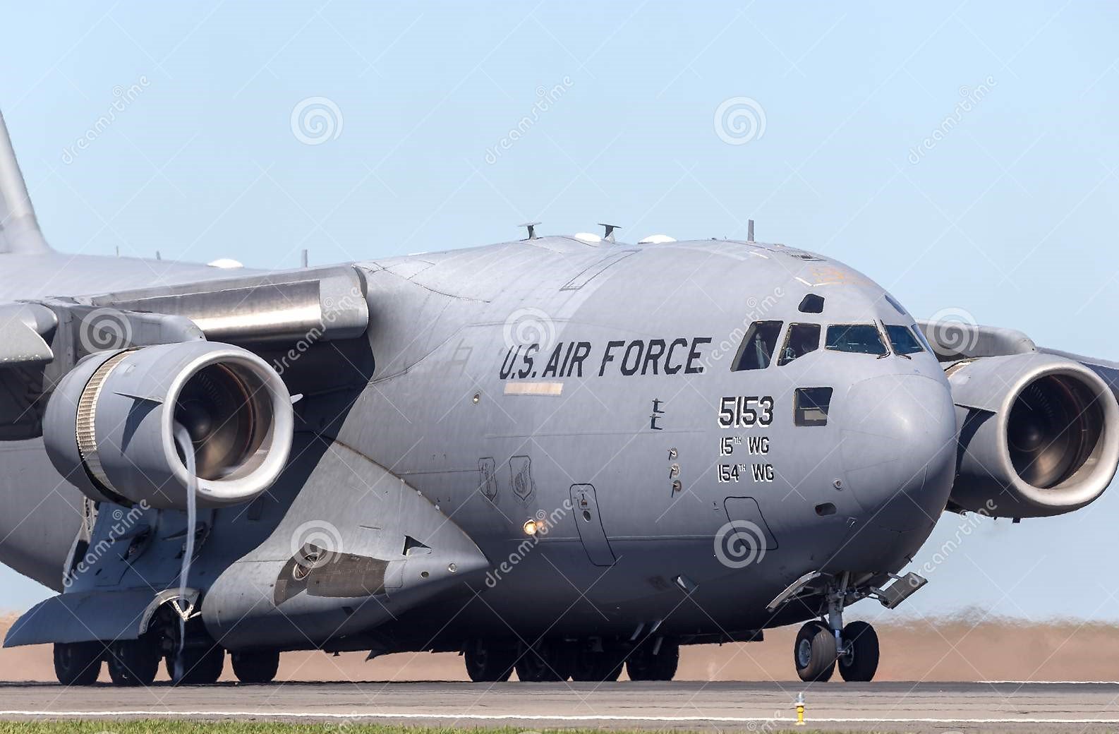 Descubren restos humanos en el tren de aterrizaje del avión militar que fue asediado el lunes en el aeropuerto de Kabul