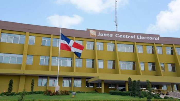 La JCE amplía horario laboral de oficialías y centros de servicios para agilizar solicitudes de la población