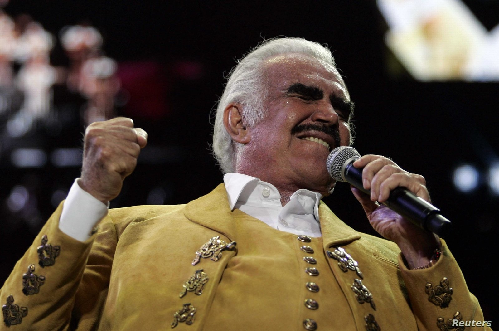 Vicente Fernández con ventilación asistida tras ser hospitalizado por lesión en las cervicales