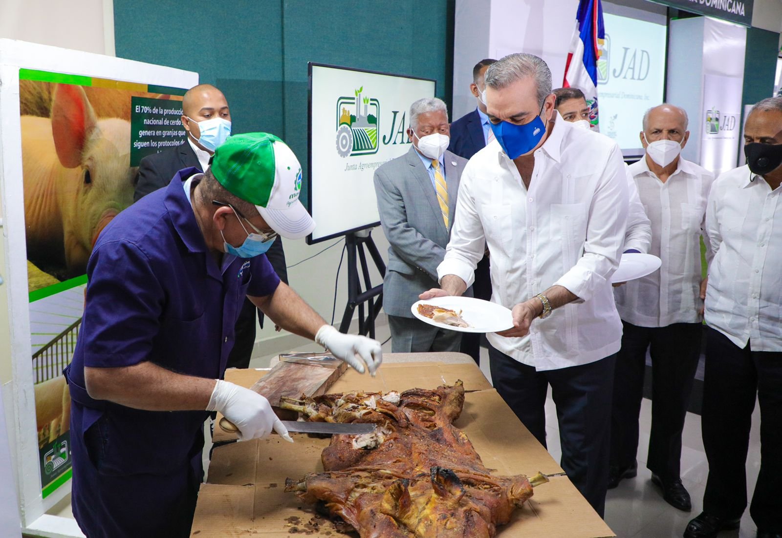 Presidente Abinader se sirve su plato de cerdo y asegura a productores que “tienen un gobierno día a día apoyándolos con esta situación”