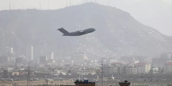 Reportan ataque a tiros contra avión italiano que despegaba desde el aeropuerto de Kabul