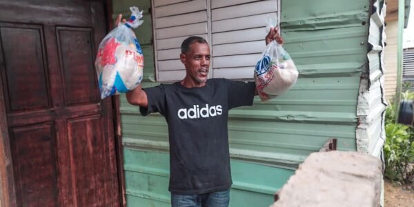 Plan de Asistencia Social y Comedores Económicos entregan raciones de alimentos y enseres del hogar a afectados por la tormenta Fred