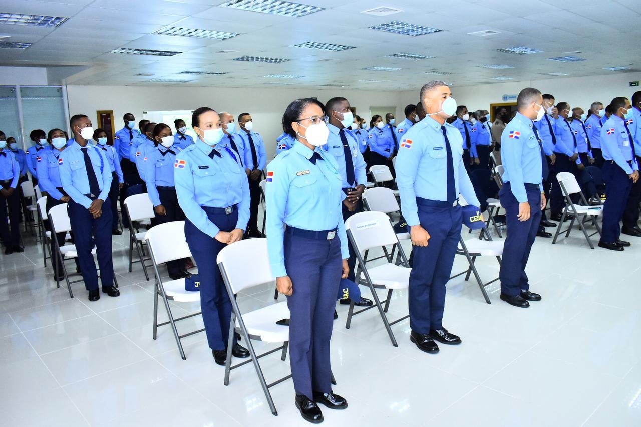 CESAC realiza investidura de más de 100 profesionales en materia de seguridad de aviación civil